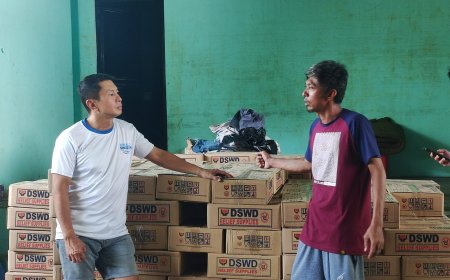 KITAEN| Naiwaras ti relief goods idiay Brgy. 2, Vigan City babaen kenni Congressman Ronald Singson. Kadwa na dagiti opisyales ti Vigan City nga indauloan ni Vice Mayor Randy Singson.