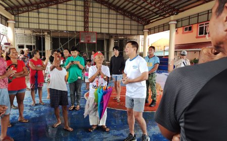 KITAEN| Naiteden ni Congressman Ronald Singson dagiti relief goods ditoy Brgy. Fuerte, Caoayan.