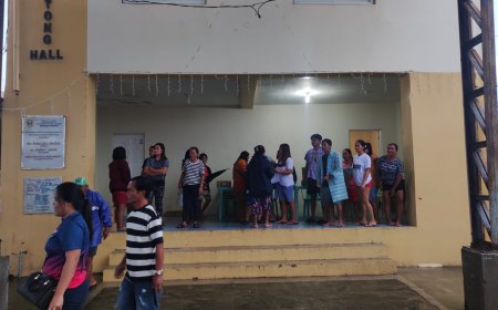 KITAEN| Pannakaiyawat ti relief goods kadagiti pamilya idiay Brgy. Paratong, Sta Catalina babaen kenni Congressman Ronald Singson.