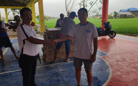 KITAEN| Intuloden ni Congressman Ronald Singson dagiti ginasut a relief goods para kadagiti amin a pamilya ti Brgy. Lubong, San Vicente. Nakaro a nadidigra ti nasao a Brgy. iti napalabas a bagyo Egay.