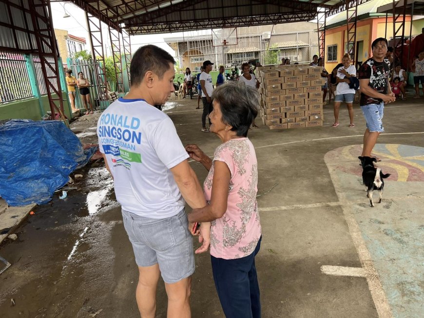 KITAEN| Tuloy-tuloy ti panangidanon ni Congressman Ronald Singson ti relief goods ditoy Caoayan, Ilocos Sur kangrunaan idiay Brgy. Caparacadan.