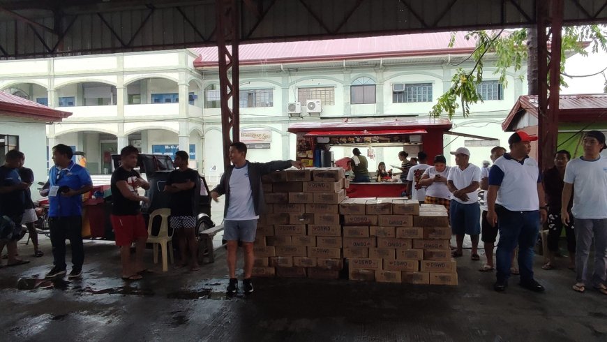 KITAEN| Pannakaiyawat ti relief goods idiay Zone VI, Bantay babaen kenni Congressman Ronald Singson.