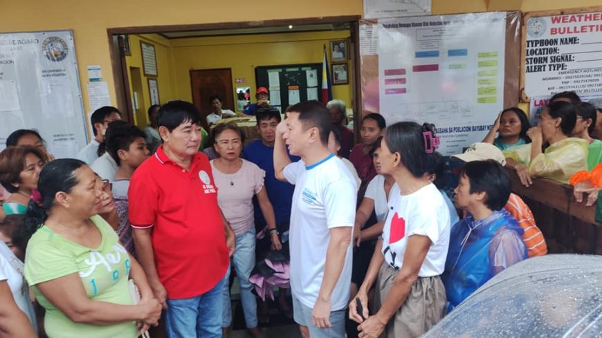 KITAEN| Indanun metten ni Congressman Ronald Singson dagiti relief goods ditoy Poblacion, San Vicente.
