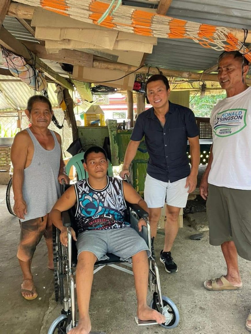 KITAEN| Mismo nga ni Congressman Ronald Singson ti nangidanun dagiti wheelchair a kiddaw dagiti PWD's idiay Brgy. Pantay Tamurong, Caoayan.