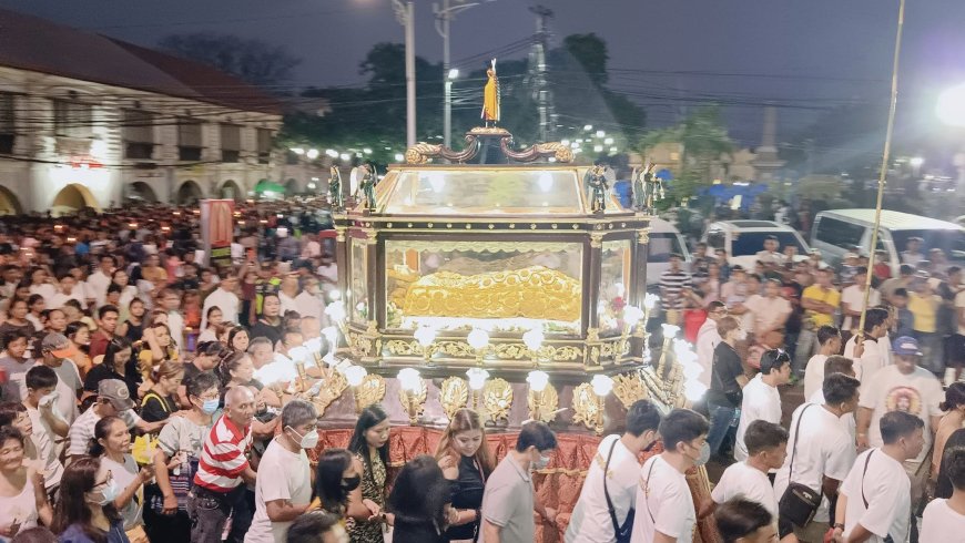 KITAEN| Ginasut a tattao iti nakipag paset ti tradisyon a libut iti Biernes Santo iti Vigan City.